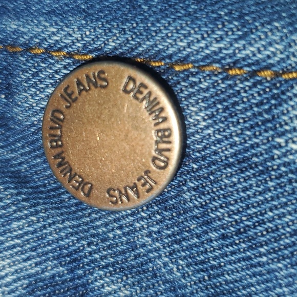 Denim Blvd Los Angeles womens distressed cropped jean jacket - Picture 8 of 12